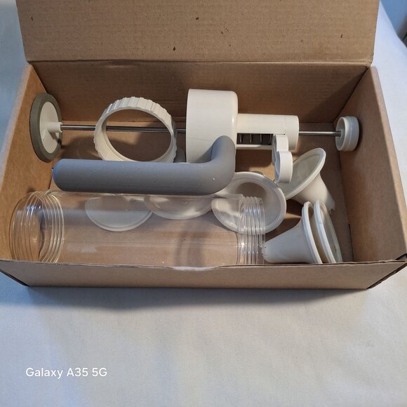 The Pampered Chef Easy Accent Decorator W/ Attachments For Cake & Pastry Decorat - Picture 3 of 6